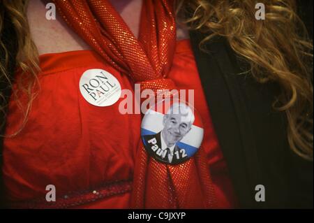 15. Januar 2012 trägt - Myrtle Beach, SC, USA - A Anhänger des republikanischen Präsidentschaftskandidaten Ron Paul Pins zu einer Kundgebung im Palisades Conference Center.  Die South Carolina primäre findet am 21. Januar. (Credit-Bild: © Mark Makela/ZUMAPRESS.com) Stockfoto