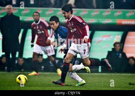 Yuto Nagatomo (Inter), Alexandre Pato (Mailand), 15. Januar 2012 - Fußball / Fußball: italienische "Serie A" match zwischen AC Mailand 0-1 Inter Mailand im Stadio Giuseppe Meazza in Mailand, Italien. (Foto von Maurizio Borsari/AFLO) [0855] Stockfoto