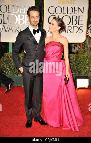 15. Januar 2012 - Los Angeles, Kalifornien, USA - Tänzer BENJAMIN MILLEPIED und Schauspielerin NATALIE PORTMAN Lanvin Ankunft auf dem roten Teppich für die 69. annual Golden Globe Awards im Beverly Hilton Hotel in Beverly Hills, Kalifornien am Sonntag tragen. (Kredit-Bild: © ZUMAPRESS.com) Stockfoto