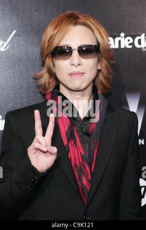 Yoshiki im Ankunftsbereich für The Weinstein Company 2012 Golden Globes After Party, Bar 210 im Beverly Hilton Hotel in Los Angeles, CA 15. Januar 2012. Foto von: James Atoa/Everett Collection Stockfoto