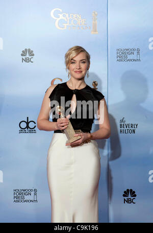 15. Januar 2012 statt - Los Angeles, Kalifornien, US - Schauspielerin KATE WINSLET Posen im Pressesaal mit die beste Leistung einer Schauspielerin in einer Mini-Serie oder einen Kinofilm gemacht für Fernsehpreis für "Mildred Pierce" bei der 69. Annual Golden Globe Awards im Beverly Hilton Hotel in Beverly Stockfoto