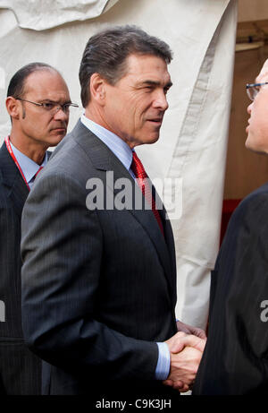 16. Januar 2012 - Myrtle Beach, SC, USA - Texas-Gouverneur Rick Perry verlässt das Zelt nach dem Gespräch auf dem South Carolina glauben & Freiheit Koalition Presidential Kick-Off-Forum. Stockfoto