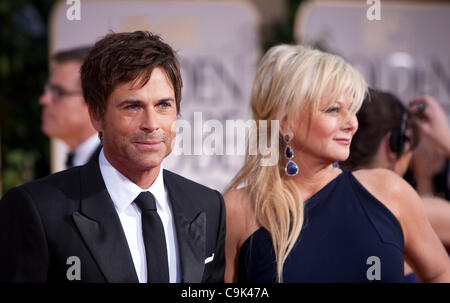 Rob Lowe und Sheryl Berkoff kommen auf Sonntag, 15. Januar 2012 auf der 69. Annual Golden Globe Awards im Beverly Hilton Hotel in Beverly Hills, Kalifornien. Stockfoto