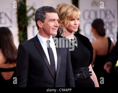 Antonio Banderas und Melanie Griffith kommen auf Sonntag, 15. Januar 2012 auf der 69. Annual Golden Globe Awards im Beverly Hilton Hotel in Beverly Hills, Kalifornien. Stockfoto