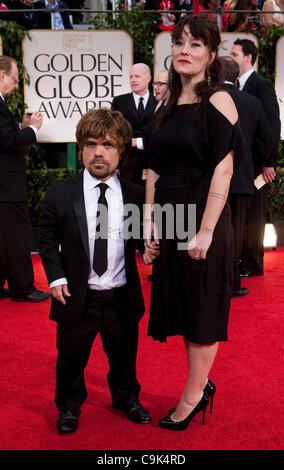 Peter Dinklage und Erica Schmidt kommen auf Sonntag, 15. Januar 2012 auf der 69. Annual Golden Globe Awards im Beverly Hilton Hotel in Beverly Hills, Kalifornien. Stockfoto