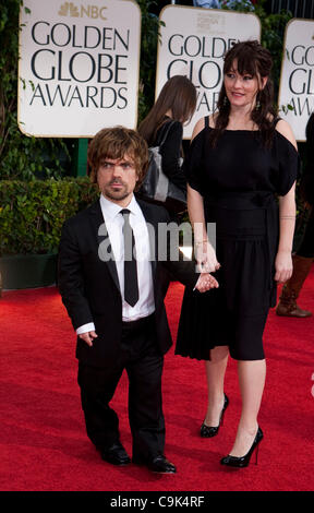 Peter Dinklage und Erica Schmidt kommen auf Sonntag, 15. Januar 2012 auf der 69. Annual Golden Globe Awards im Beverly Hilton Hotel in Beverly Hills, Kalifornien. Stockfoto