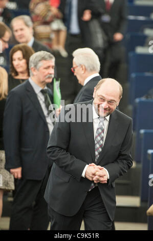 17. Januar 2012 - Straßburg, Elsass, Frankreich - deutsche Sozialdemokrat, der neue zum Präsidenten des Europäischen Parlaments, Martin Schulz erhält Glückwünsche an das Europäische Parlament in Straßburg am 2012-01-16 von Wiktor Dabkowski (Credit-Bild: © Wiktor Dabkowski/ZUMAPRESS.com) Stockfoto