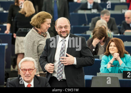 17. Januar 2012 - Straßburg, Elsass, Frankreich - deutsche Sozialdemokrat, der neue zum Präsidenten des Europäischen Parlaments, Martin Schulz erhält Glückwünsche an das Europäische Parlament in Straßburg am 2012-01-16 von Wiktor Dabkowski (Credit-Bild: © Wiktor Dabkowski/ZUMAPRESS.com) Stockfoto