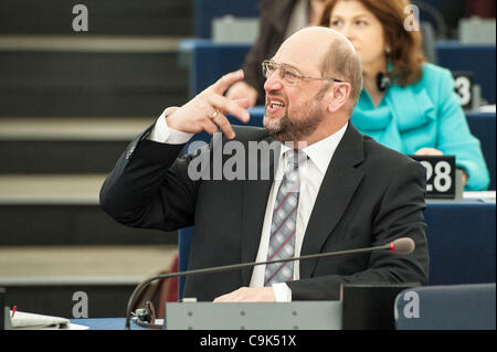 17. Januar 2012 - Straßburg, Elsass, Frankreich - deutsche Sozialdemokrat, der neue zum Präsidenten des Europäischen Parlaments, Martin Schulz erhält Glückwünsche an das Europäische Parlament in Straßburg am 2012-01-16 von Wiktor Dabkowski (Credit-Bild: © Wiktor Dabkowski/ZUMAPRESS.com) Stockfoto