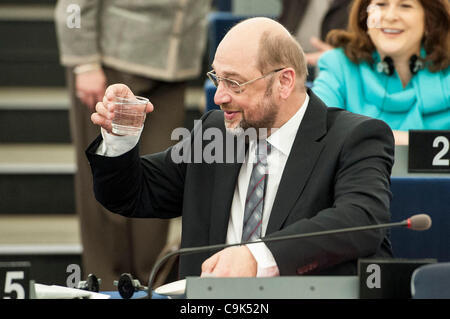 17. Januar 2012 - Straßburg, Elsass, Frankreich - deutsche Sozialdemokrat, der neue zum Präsidenten des Europäischen Parlaments, Martin Schulz erhält Glückwünsche an das Europäische Parlament in Straßburg am 2012-01-16 von Wiktor Dabkowski (Credit-Bild: © Wiktor Dabkowski/ZUMAPRESS.com) Stockfoto