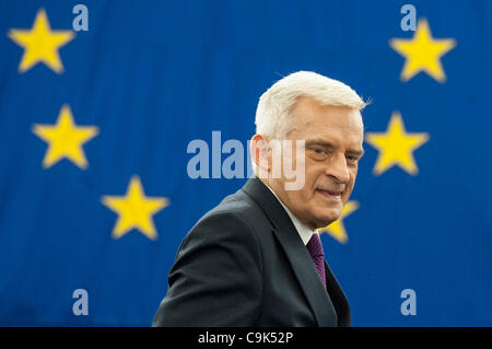 17. Januar 2012 - Straßburg, Elsass, Frankreich - scheidenden Präsidenten des EP Jerzy Buzek an das Europäische Parlament Headwuarters in Straßburg am 2012-01-16 von Wiktor Dabkowski (Credit-Bild: © Wiktor Dabkowski/ZUMAPRESS.com) Stockfoto