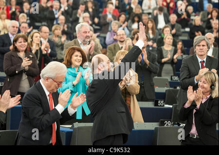 17. Januar 2012 - Straßburg, Elsass, Frankreich - deutsche Sozialdemokrat, der neue zum Präsidenten des Europäischen Parlaments, Martin Schulz erhält Glückwünsche an das Europäische Parlament in Straßburg am 2012-01-16 von Wiktor Dabkowski (Credit-Bild: © Wiktor Dabkowski/ZUMAPRESS.com) Stockfoto