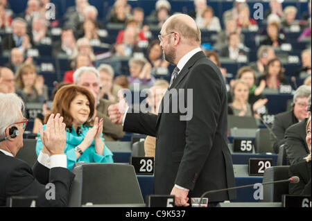 17. Januar 2012 - Straßburg, Elsass, Frankreich - deutsche Sozialdemokrat, der neue zum Präsidenten des Europäischen Parlaments, Martin Schulz erhält Glückwünsche an das Europäische Parlament in Straßburg am 2012-01-16 von Wiktor Dabkowski (Credit-Bild: © Wiktor Dabkowski/ZUMAPRESS.com) Stockfoto