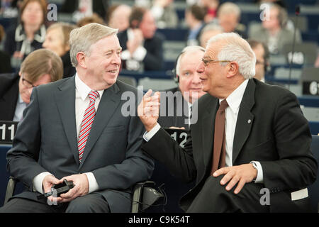 17. Januar 2012 - Straßburg, Elsass, Frankreich - ehemalige Präsidenten ot die European Parliament Josep Borrell Fontelles (R) und Pat Cox im Europäischen Parlament in Straßburg am 2012-01-16 von Wiktor Dabkowski (Credit-Bild: © Wiktor Dabkowski/ZUMAPRESS.com) Stockfoto