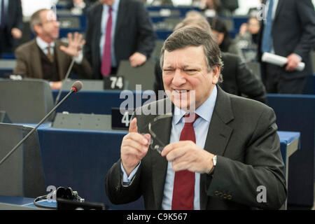 17. Januar 2012 - Straßburg, Elsass, Frankreich - Präsident der Europäischen Kommission Barroso im Europäischen Parlament in Straßburg am 2012-01-16 von Wiktor Dabkowski (Kredit-Bild: © Wiktor Dabkowski/ZUMAPRESS.com) Stockfoto