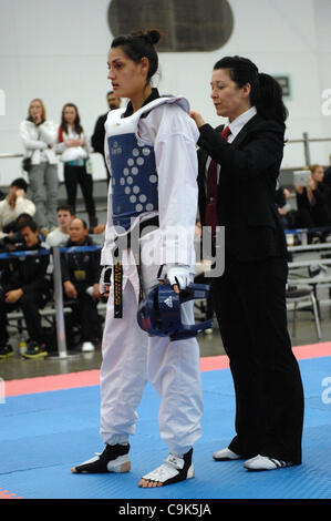 15. Januar 2012 - Vancouver, British Columbia, Kanada - sieben Mal Landesmeister und US Open und PanAm Games Goldmedaillengewinner MELISSA PAGNOTTA wird durch den Richter auf 2012 geprüft Kanadas Taekwondo Olympic Team Trials in Vancouver. Der Gewinner der Studien wird Kanada 2012 Sommer Olympischen g vertreten. Stockfoto