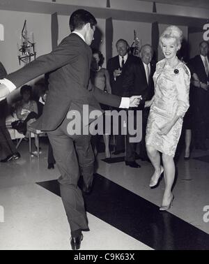 13. Januar 2012 - DOROTHY PROVINE George Hamilton. (Kredit-Bild: © Globe Photos/ZUMAPRESS.com) Stockfoto