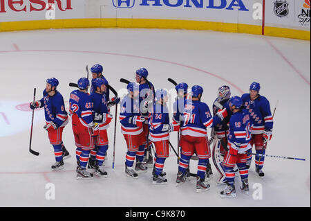 17. Januar 2012 - ist während der dritten Periode NHL Aktion zwischen den New York Rangers und die Nashville Predators im Madison Square Garden in New York, New York New York, New York, USA - New York Rangers Torwart Henrik Lundqvist (30) von Mitspielern für seine Shutout Sieg gratulierte. Die Rangers besiegte die Pre Stockfoto