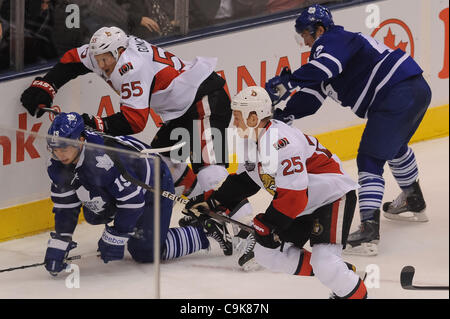 17. Januar 2012 - Toronto, Ontario, Canada - Ottawa Senators Verteidiger Sergei Gonchar (55) und Toronto Maple Leafs Tyler Bozak (42) 3. Periode Aktion nach vorn. Die Ottawa Senators besiegte die Toronto Maple Leafs 3 - 2 im Air Canada Centre. (Kredit-Bild: © Keith Hamilton/Southcreek/ZUMAPRESS.c Stockfoto