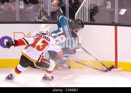 17. Januar 2012 - San Jose, Kalifornien, trägt US - Haie Zentrum Benn Ferriero (78) den Puck in der Ecke unter dem Druck der Flammen Zentrum Olli Jokinen (13) während der NHL-Spiel zwischen den San Jose Sharks und den Calgary Flames im HP Pavilion in San Jose, Kalifornien.  Die Teams sind nach einem torlosen Stockfoto