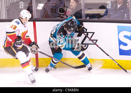 17. Januar 2012 - San Jose, Kalifornien, trägt US - Haie Zentrum Benn Ferriero (78) den Puck in der Ecke unter dem Druck der Flammen Zentrum Olli Jokinen (13) während der NHL-Spiel zwischen den San Jose Sharks und den Calgary Flames im HP Pavilion in San Jose, Kalifornien.  Die Teams sind nach einem torlosen Stockfoto