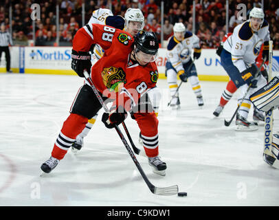 18. Januar 2012 - versucht Chicago, Illinois, USA - Chicago rechten Flügel Patrick Kane (88) eine Rückhand, erschossen während des NHL-Spiels zwischen den Chicago Blackhawks und den Buffalo Sabres im United Center in Chicago, IL. Die Blackhawks besiegt den Sabres 6-2. (Kredit-Bild: © John Rowland/Southcreek/ZUMAP Stockfoto