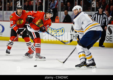 18. Januar 2012 - hat Chicago, Illinois, USA - Chicago rechten Flügel Michael Frolik (67) seine abgewehrt Buffalo Verteidiger Mike Weber (6) während des NHL-Spiels zwischen den Chicago Blackhawks und den Buffalo Sabres im United Center in Chicago, IL. Die Blackhawks besiegt den Sabres 6-2. (Kredit Ima Stockfoto