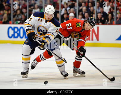 18. Januar 2012 - Chicago, Illinois, USA - Buffalo Verteidiger Andrej Sekera (44) Schlachten um den Puck mit Chicago rechten Flügel Michael Frolik (67) während der NHL-Spiel zwischen den Chicago Blackhawks und den Buffalo Sabres im United Center in Chicago, IL. Die Blackhawks besiegt den Sabres 6-2. (Cred Stockfoto