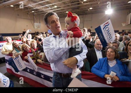 Kandidat der republikanischen Präsidentschaftskandidaten Mitt Romney hält ein Baby bei einer Kampagne Veranstaltung in Lórien, South Carolina. Stockfoto