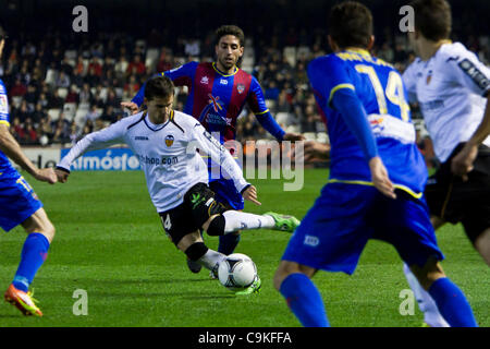 19.01.2011 - VALENCIA, Spanien / / COPA DEL REY Fußball - VAlencia CF vs Levante UD. -1/4 Finale - Estadio Mestalla---Piatti aus VAlencia CF dribbling mehrere Gegner von UD Levante Stockfoto