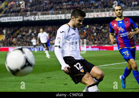 19.01.2011 - VALENCIA, Spanien / / COPA DEL REY Fußball - VAlencia CF vs Levante UD. -1/4 Finale - Estadio Mestalla---Paco Barragan wie er eine Kugel verfehlt, das geht aus dem Spielfeld Stockfoto