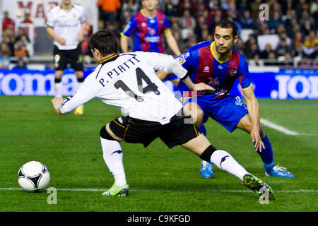 19.01.2011 - VALENCIA, Spanien / / COPA DEL REY Fußball - VAlencia CF vs Levante UD. -1/4 Finale - Estadio Mestalla---Pablo Piatti dribbling Juanfran aus UD Levante Stockfoto