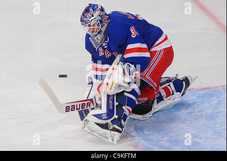 19. Januar 2012 - Newark, New Jersey, USA - New York Rangers Torwart Henrik Lundqvist (30) blockt den Schuß ab während der ersten Periode NHL-Aktion zwischen den Pittsburgh Penguins und den New York Rangers im Madison Square Garden. (Kredit-Bild: © wird Schneekloth/Southcreek/ZUMAPRESS.com) Stockfoto