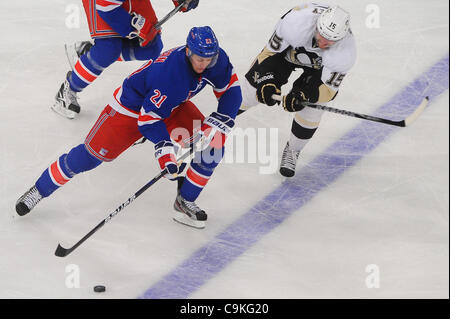 19. Januar 2012 Schlittschuhe - Newark, New Jersey, USA - New York Rangers Zentrum Derek Stepan (21) den Puck vom Pittsburgh Penguins entfernt Dustin Jeffrey (15) während der zweiten Periode NHL Aktion zwischen den Pittsburgh Penguins und den New York Rangers im Madison Square Garden. (Kredit-Bild: © Willen Schne Stockfoto