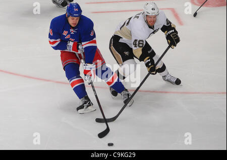 19. Januar 2012 - Newark, New Jersey, USA - New York Rangers Center John Mitchell (34) stiehlt den Puck vom Pittsburgh Penguins entfernt Joe Vitale (46) während der zweiten Periode NHL Aktion zwischen den Pittsburgh Penguins und den New York Rangers im Madison Square Garden. (Kredit-Bild: © Will Schneekl Stockfoto