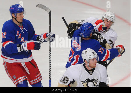 19. Januar 2012 - Newark, New Jersey, USA - New York Rangers linken Flügel Mike Rupp (71) schiebt Pittsburgh Penguins Center Evgeni Malkin (71) während der zweiten Periode NHL Aktion zwischen den Pittsburgh Penguins und den New York Rangers im Madison Square Garden. (Kredit-Bild: © Willen Schneekloth/Southcreek/ZU Stockfoto