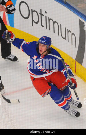 19. Januar 2012 - Newark, New Jersey, USA - New York Rangers linken Flügel Carl Hagelin (62) feiert sein Tor im zweiten Zeitraum NHL Aktion zwischen den Pittsburgh Penguins und den New York Rangers im Madison Square Garden. (Kredit-Bild: © wird Schneekloth/Southcreek/ZUMAPRESS.com) Stockfoto