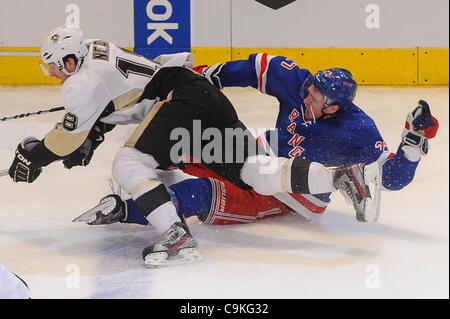 19. Januar 2012 stört - Newark, New Jersey, USA - Pittsburgh Penguins linken Flügel James Neal (18) während der zweiten Periode NHL Aktion zwischen den Pittsburgh Penguins und den New York Rangers im Madison Square Garden New York Rangers Verteidiger Ryan McDonagh (27). (Kredit-Bild: © Willen Schneekloth Stockfoto