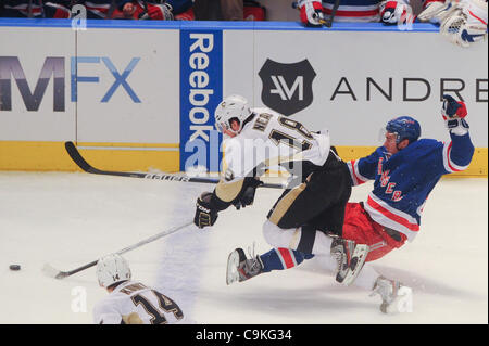 19. Januar 2012 stört - Newark, New Jersey, USA - Pittsburgh Penguins linken Flügel James Neal (18) während der zweiten Periode NHL Aktion zwischen den Pittsburgh Penguins und den New York Rangers im Madison Square Garden New York Rangers Verteidiger Ryan McDonagh (27). (Kredit-Bild: © Willen Schneekloth Stockfoto