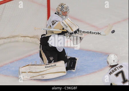 19. Januar 2012 Paddel - Newark, New Jersey, USA - Pittsburgh Penguins Torwart Marc-Andre Fleury (29) einen schwimmenden Rebound in die Ecke während der dritten Periode NHL-Aktion zwischen den Pittsburgh Penguins und den New York Rangers im Madison Square Garden. Die Pinguine besiegten die Rangers 4-1. (Kredit Ima Stockfoto