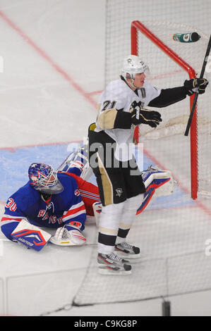 19. Januar 2012 - Newark, New Jersey, USA - Pittsburgh Penguins center Evgeni Malkin (71) Partituren ein Ziel auf New York Rangers Torwart Henrik Lundqvist (30) während der dritten Periode NHL Aktion zwischen den Pittsburgh Penguins und den New York Rangers im Madison Square Garden. Die Pinguine besiegten die Rangers Stockfoto