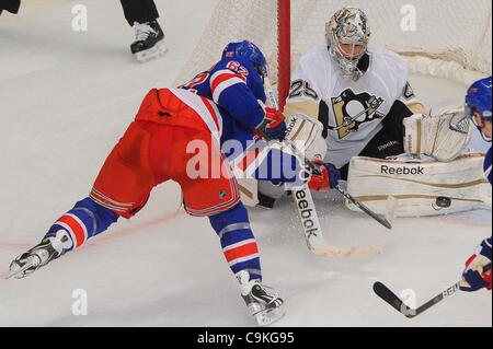 19. Januar 2012 - Newark, New Jersey, USA - Pittsburgh Penguins Torwart Marc-Andre Fleury (29) blockt den Schuß auf New York Rangers linken Flügel Carl Hagelin (62) während der dritten Periode NHL-Aktion zwischen den Pittsburgh Penguins und den New York Rangers im Madison Square Garden. Die Pinguine besiegten die Ranger Stockfoto