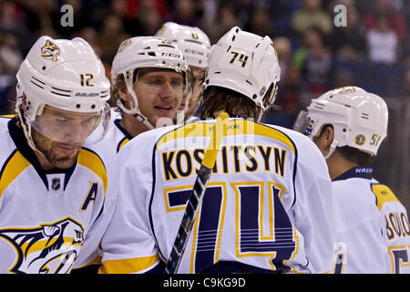 19. Januar 2012 - Columbus, Ohio, USA - Nashville Predators Rechtsaußen Martin Erat (10) ist auf sein Ziel von Nashville Predators linken Sergei Kostitsyn (74) gratulierte und Raubtiere center Mike Fisher (12) während der zweiten Phase des Spiels zwischen Nashville Predators und Columbus Blue Jackets einen Stockfoto