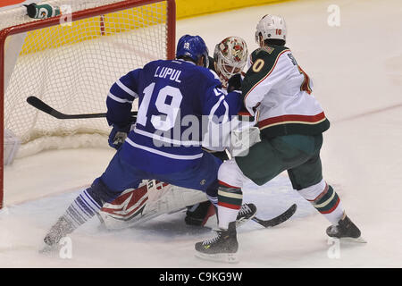 19. Januar 2012 - Toronto, Ontario, Kanada - Toronto Maple Leafs nach vorn Joffrey Lupul (19) für einen Rebound vor Minnesota Wild Torwart Niklas Backstrom (32) sucht während geprüft durch Minnesota Wild nach vorne Devin Setoguchi (10) im 3. Zeitraum handeln. Die Toronto Maple Leafs besiegte die Min Stockfoto