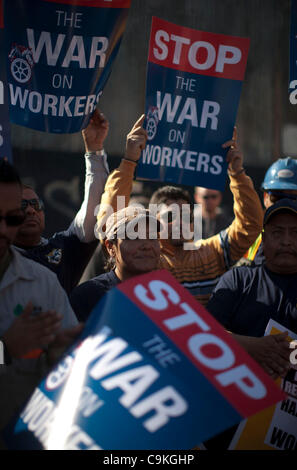 Mitglieder der Teamsters hält ein Schild zur Unterstützung der Arbeitnehmer am amerikanischen Rekultivierung. Gemeindeleiter und Arbeits-Gruppen für eine Kundgebung vor einem Abfall gesammelt und recycling-Anlage 19. Januar 2012 von amerikanischen Rekultivierung in Los Angeles, Kalifornien betrieben. Die Anlage ist unter Untersuchung ATZ gekommen. Stockfoto