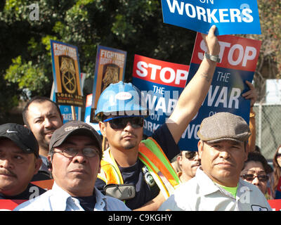 Mitglieder der Teamsters hält ein Schild zur Unterstützung der Arbeitnehmer am amerikanischen Rekultivierung. Gemeindeleiter und Arbeits-Gruppen für eine Kundgebung vor einem Abfall gesammelt und recycling-Anlage 19. Januar 2012 von amerikanischen Rekultivierung in Los Angeles, Kalifornien betrieben. Die Anlage ist unter Untersuchung ATZ gekommen. Stockfoto