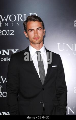 Theo James im Ankunftsbereich für UNDERWORLD AWAKENING Premiere, Graumans Chinese Theatre, Los Angeles, CA 19. Januar 2012. Foto von: Elizabeth Goodenough/Everett Collection Stockfoto