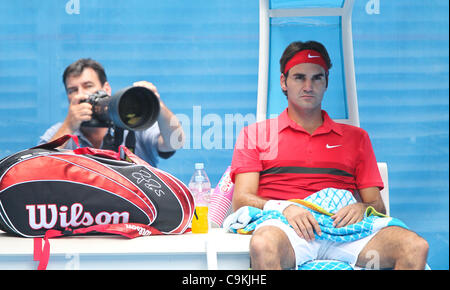 Roger Federer bei den Australian Open, Melbourne, 20. Januar 2012 Ivo Karlovic zu spielen. Stockfoto