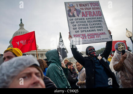 17. Januar 2012 - Hunderte von Demonstranten mit besetzen Bewegungen sammeln außerhalb der Hauptstadt Washington, District Of Columbia, USA - winken Zeichen und singen gegen eine Barriere der Polizei. (Bild Kredit: Pete Marovich/ZUMAPRESS.com ©) Stockfoto