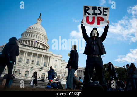 17. Januar 2012 - Hunderte von Demonstranten mit besetzen Bewegungen sammeln außerhalb der Hauptstadt Washington, District Of Columbia, USA - winken Zeichen und singen gegen eine Barriere der Polizei. (Bild Kredit: Pete Marovich/ZUMAPRESS.com ©) Stockfoto